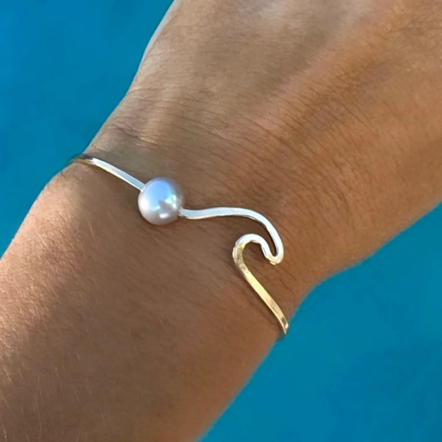 Solid Gold La Mer Wave Bangle